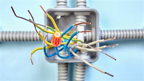 can multiple circuits share a junction box|two circuits in a gang box.